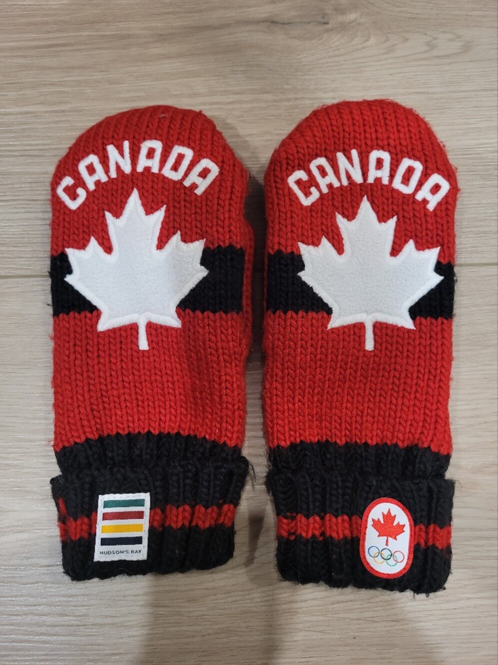 Hudsons Bay Company Maple Leaf Red & Black Knit Adult XS Gloves